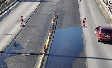 FOTO: Slovenská správa ciest urýchľuje rekonštrukciu cesty pod Rondlom, asfaltuje sa už od rána