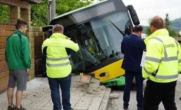 V Zádubní havaroval autobus MHD, zranených je niekoľko ľudí
