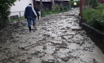 FOTO: V mestskej časti Vranie došlo k zosuvu pôdy, niektoré ulice sú neprejazdné, zasahujú aj hasiči