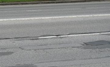 FOTO: Výtlky a prepadliny na Nemocničnej ulici pribúdajú, vodiči by uvítali komplexnú rekonštrukciu