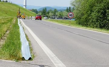 FOTO: Na ceste okolo Vodného diela Žilina montujú zvodidlá