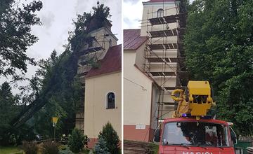 FOTO: V obci Vysoká nad Kysucou spadli počas búrky stromy na kostol