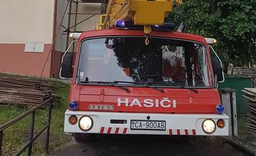 FOTO: V obci Vysoká nad Kysucou spadli počas búrky stromy na kostol