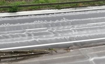 FOTO: Po daždi sa na cestách v Žiline objavila biela farba