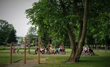 FOTO: Každý utorok a štvrtok sa v Parku Ľudovíta Štúra cvičí ranná joga