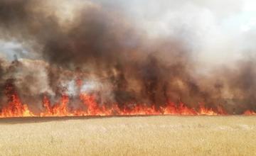 FOTO: Požiar poľa s obilím v obci Sučany 8.7.2019