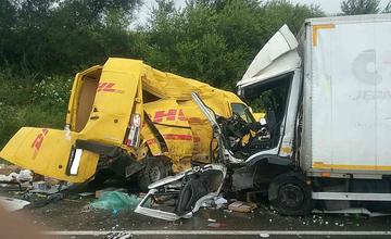 AKTUÁLNE: Pri Námestove došlo k vážnej nehode dodávky a nákladného auta
