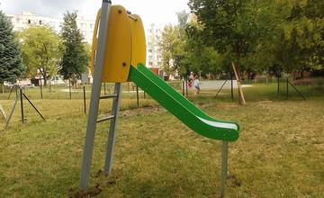 Nové hracie prvky na pieskovisku v Dobšinského sade