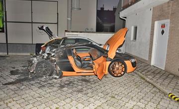 FOTO: Nočný požiar v Žiline poškodil dve luxusné autá, prípad vyšetrujú žilinskí kriminalisti