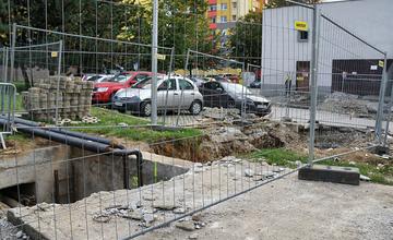 Potrubie horúcovodu nad zemou na sídlisku Solinky v Žiline
