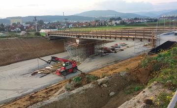 FOTO: Most ponad diaľničný privádzač v Bytčici je postavený