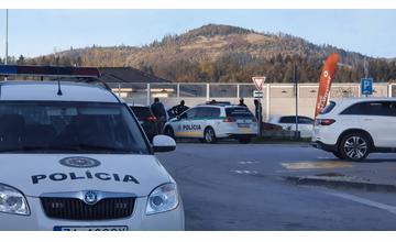 AKTUÁLNE: Na čerpacej stanici v Strážove prebehol protidrogový policajný zásah