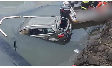 FOTO: Do Oravskej priehrady sa zrútilo osobné auto, zasahujú všetky záchranné zložky