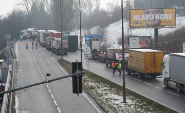 FOTO: Štrajk autodopravcov na Košickej ulici v Žiline