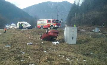 FOTO: Pri Ružomberku došlo k zrážke vlaku s osobným autom, zraniť sa mali dve osoby