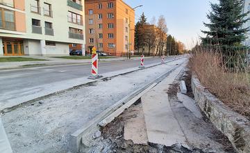 FOTO: Križovatku ulíc Komenského, Suvorovova a Juraja Fándlyho rozširujú o ďalšie jazdné pruhy