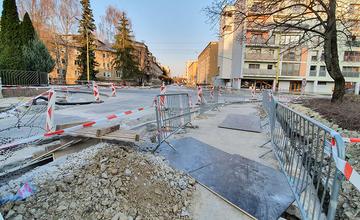 FOTO: Križovatku ulíc Komenského, Suvorovova a Juraja Fándlyho rozširujú o ďalšie jazdné pruhy