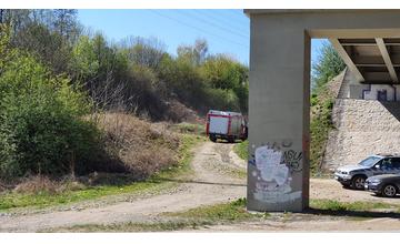 Na Rosinskej ceste horí plocha s trávou a kríkmi