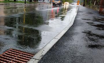 FOTO: Prvý dážď odhalil nedostatky zrekonštruovanej križovatky na Komenského ulici