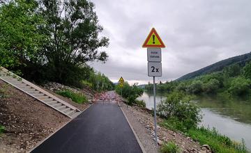 FOTO: Novú cyklotrasu popri Váhu poškodil prívalový dažď v mieste obchádzky kanalizačnej stoky