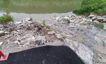 FOTO: Novú cyklotrasu popri Váhu poškodil prívalový dažď v mieste obchádzky kanalizačnej stoky
