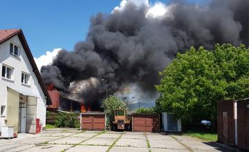 FOTO: V Kysuckom Novom Meste horí budova autoservisu
