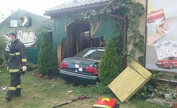 FOTO: Pri dopravnej nehode v Liptovskom Mikuláši narazilo osobné auto do reštaurácie