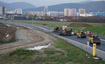 FOTO: Most na ceste z Bytčice do Rosiny je otvorený, na privádzači dokončujú asfaltový koberec