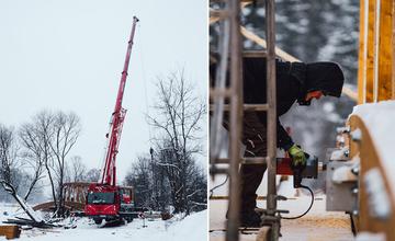 FOTO: Práce na výstavbe novej cyklotrasy pokračujú aj cez zimu, aktuálne budujú most v obci Belá
