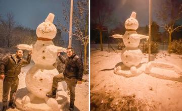 FOTO: Deti na sídlisku Vlčince čaká ráno prekvapenie, dvaja mladíci postavili trojmetrového snehuliaka
