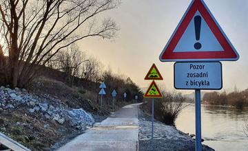 FOTO: Opravený cyklochodník v mieste vyústenia kanalizácie na brehu Váhu