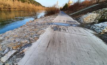 FOTO: Opravený cyklochodník v mieste vyústenia kanalizácie na brehu Váhu