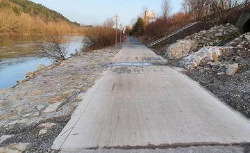 FOTO: Opravený cyklochodník v mieste vyústenia kanalizácie na brehu Váhu