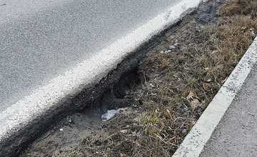 FOTO: Podmytá vozovka na ceste z Vlčiniec na Solinky sa začala rozpadávať