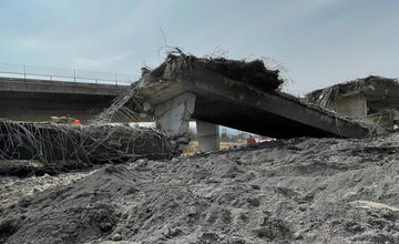 FOTO: Počas víkendu zbúrali diaľničný most pri Liptovskom Hrádku, o dva mesiace začne výstavba nového
