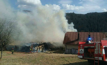 FOTO: Pri požiari humna vo Vychylovke zasahuje 30 hasičov, oheň sa rozšíril aj na vedľajší dom