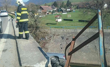 FOTO: V obci Liptovský Trnovec spadlo auto z mosta do potoka, pri nehode uniklo z motora 6 litrov oleja