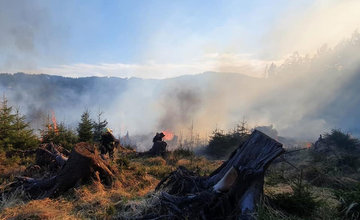 FOTO: Rozsiahly požiar lesa v obci Makov 11.5.2021