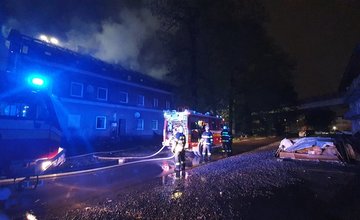 FOTO: Na Bratislavskej ulici v Žiline došlo k požiaru bytovky, na mieste už zasahujú hasiči