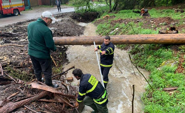 FOTO: Následky daždivého počasia odstraňovali hasiči aj v obci Ochodnica