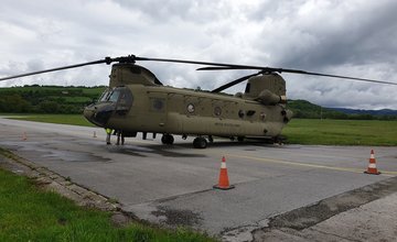 FOTO: Nad Žilinou dnes preletel armádny vrtuľník s dvoma rotormi, dotankoval palivo v Dolnom Hričove