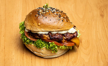 FOTO: Nová donášková služba PureBeef v Žiline pripravuje chutné hamburgery v domácej žemli