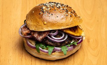 FOTO: Nová donášková služba PureBeef v Žiline pripravuje chutné hamburgery v domácej žemli