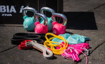 FOTO: Žilinská fitness značka darovala obyvateľom workout box s pomôckami na cvičenie 
