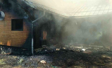 FOTO: Na Liptove horel drevodom, s hasením pomáhali aj členovia dobrovoľných hasičských zborov