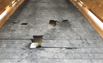 FOTO: Vandali poškodili nedávno dokončený most na novej cyklotrase Žilina - Terchová