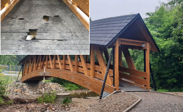 FOTO: Vandali poškodili nedávno dokončený most na novej cyklotrase Žilina - Terchová