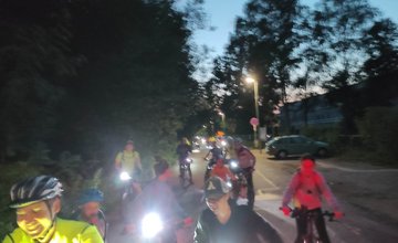 FOTO: V Žiline sa na nočnej cyklojazde stretli cyklisti, vytvorili svetelnú reťaz