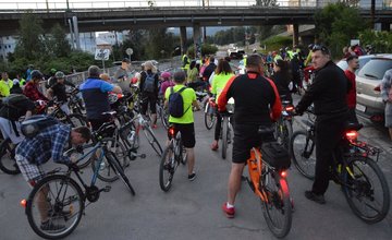 FOTO: V Žiline sa na nočnej cyklojazde stretli cyklisti, vytvorili svetelnú reťaz