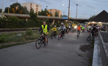 FOTO: V Žiline sa na nočnej cyklojazde stretli cyklisti, vytvorili svetelnú reťaz
